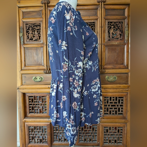 2/$18 Bailey & Chloe Navy Floral Blouse - Picture 3 of 11